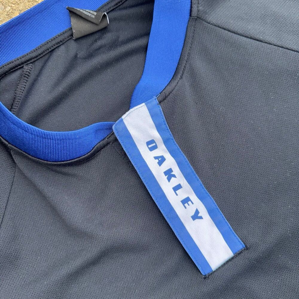Vintage Oakley Dri Fit Center Logo T Shirt Blue And Black Size XL Performance